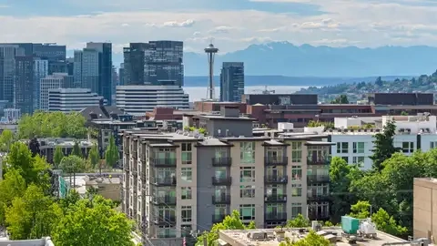 What kind of apartment tours are available?